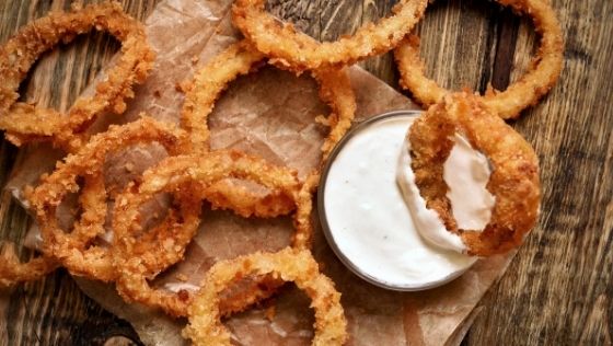onion rings with dipping sauce